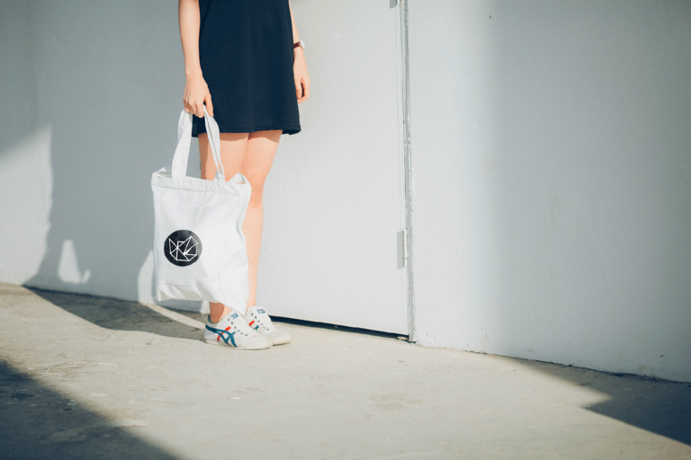 Tote bag with logo is a popular freebie choice and it increases brand exposure